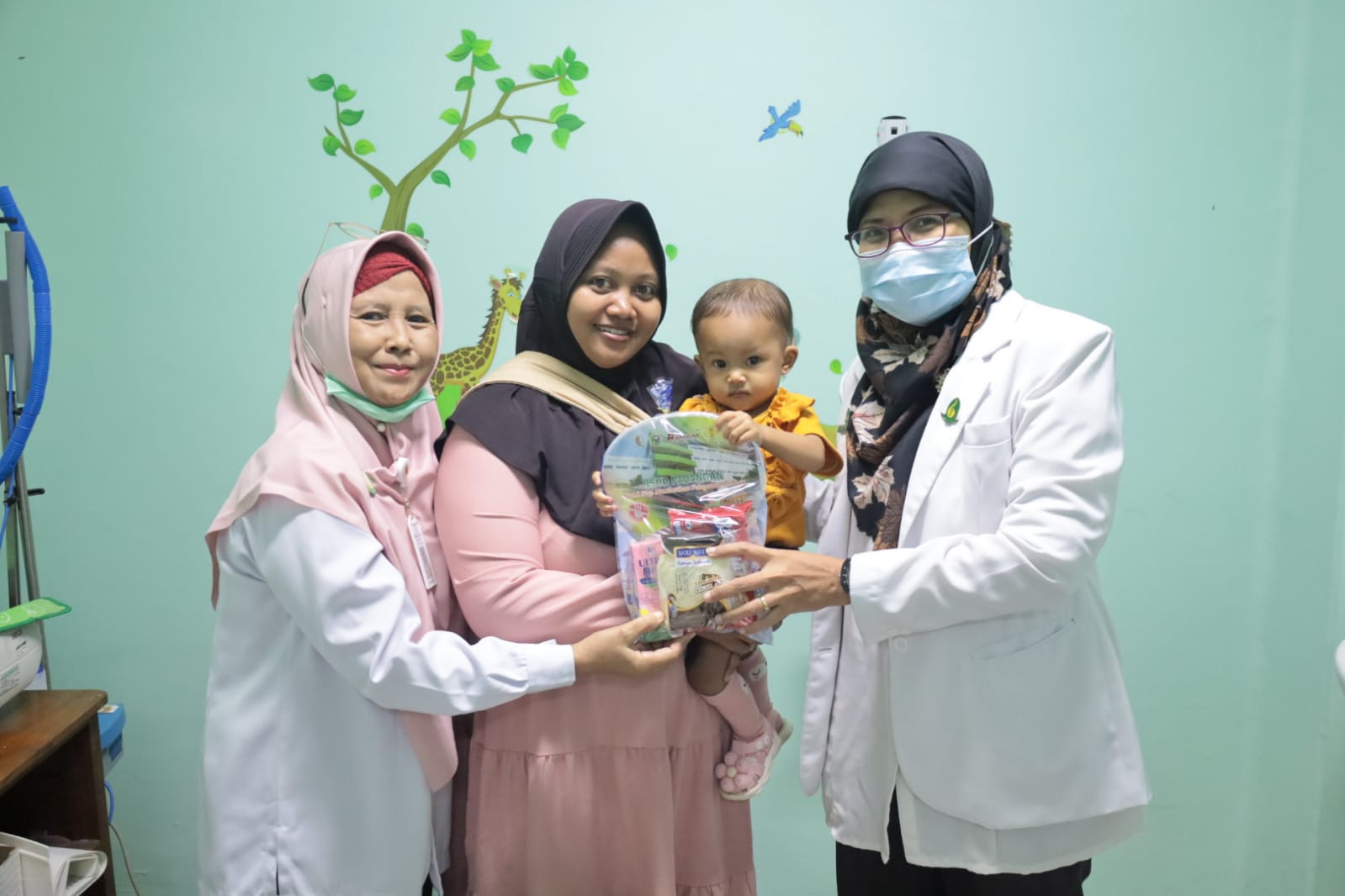 Perayaan hari Anak Nasional RSUD Padangan membagikan Pemberian Makanan Tambahan Kepada Pasien Anak
